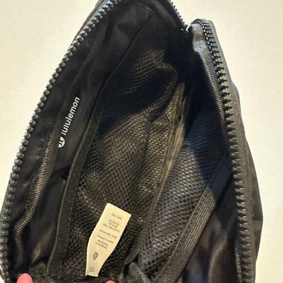 Lululemon Everywhere Belt Bag Black Crossbody Strap 1L  for Men & Women - Picture 3 of 5